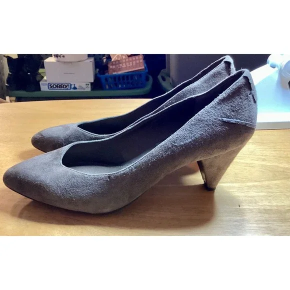 B Makowsky Women's Tan Suede Low Heel Classic Pumps Size 7 - Picture 4 of 14